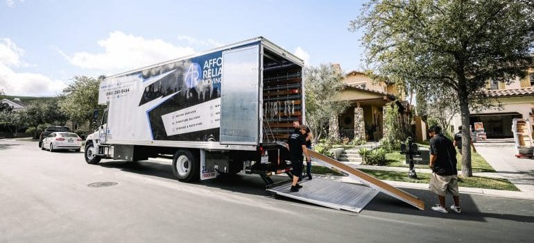 Affordable reliable Moving delivery service truck