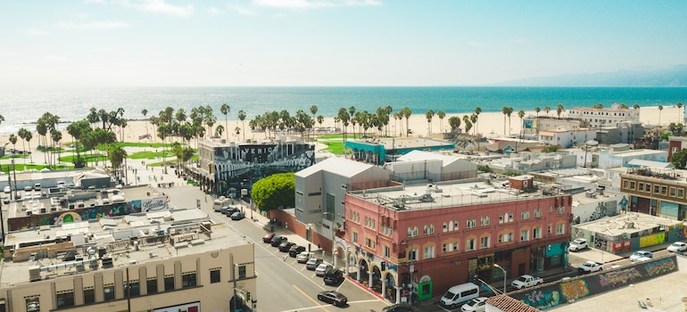Houses close to the beach and palmtrees