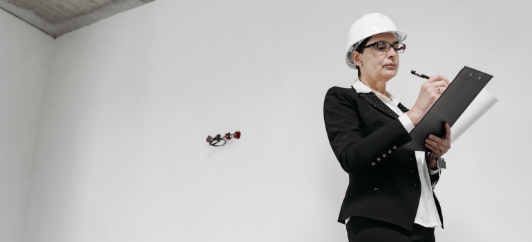 A woman with a helmet making an inventory list for your Orange County relocation