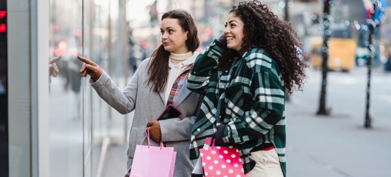 Girls shopping in Laguna Beach